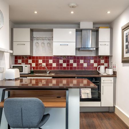 Riverside 1 Bed Basement Flat Near Hampton Court Palace East Molesey Bagian luar foto