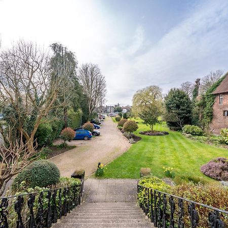 Riverside 1 Bed Basement Flat Near Hampton Court Palace East Molesey Bagian luar foto