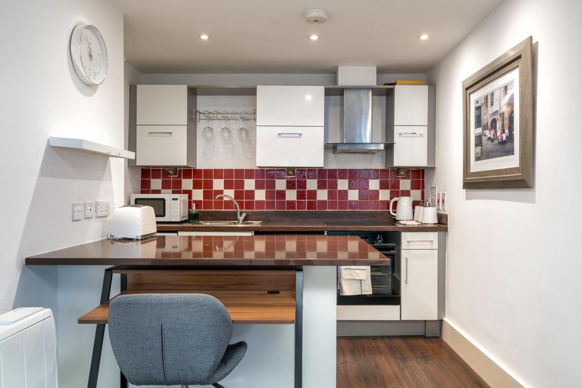 Riverside 1 Bed Basement Flat Near Hampton Court Palace East Molesey Bagian luar foto