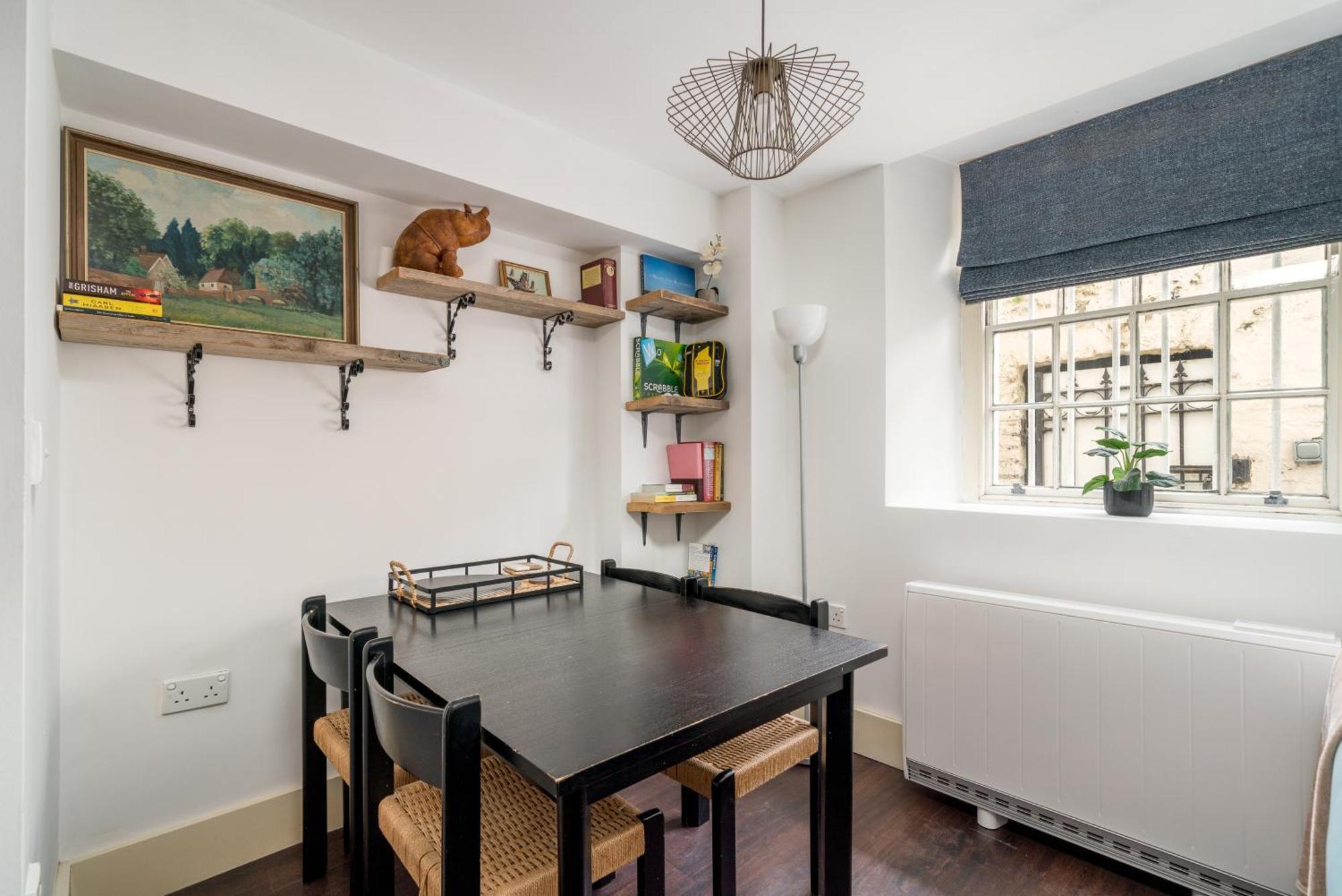 Riverside 1 Bed Basement Flat Near Hampton Court Palace East Molesey Bagian luar foto
