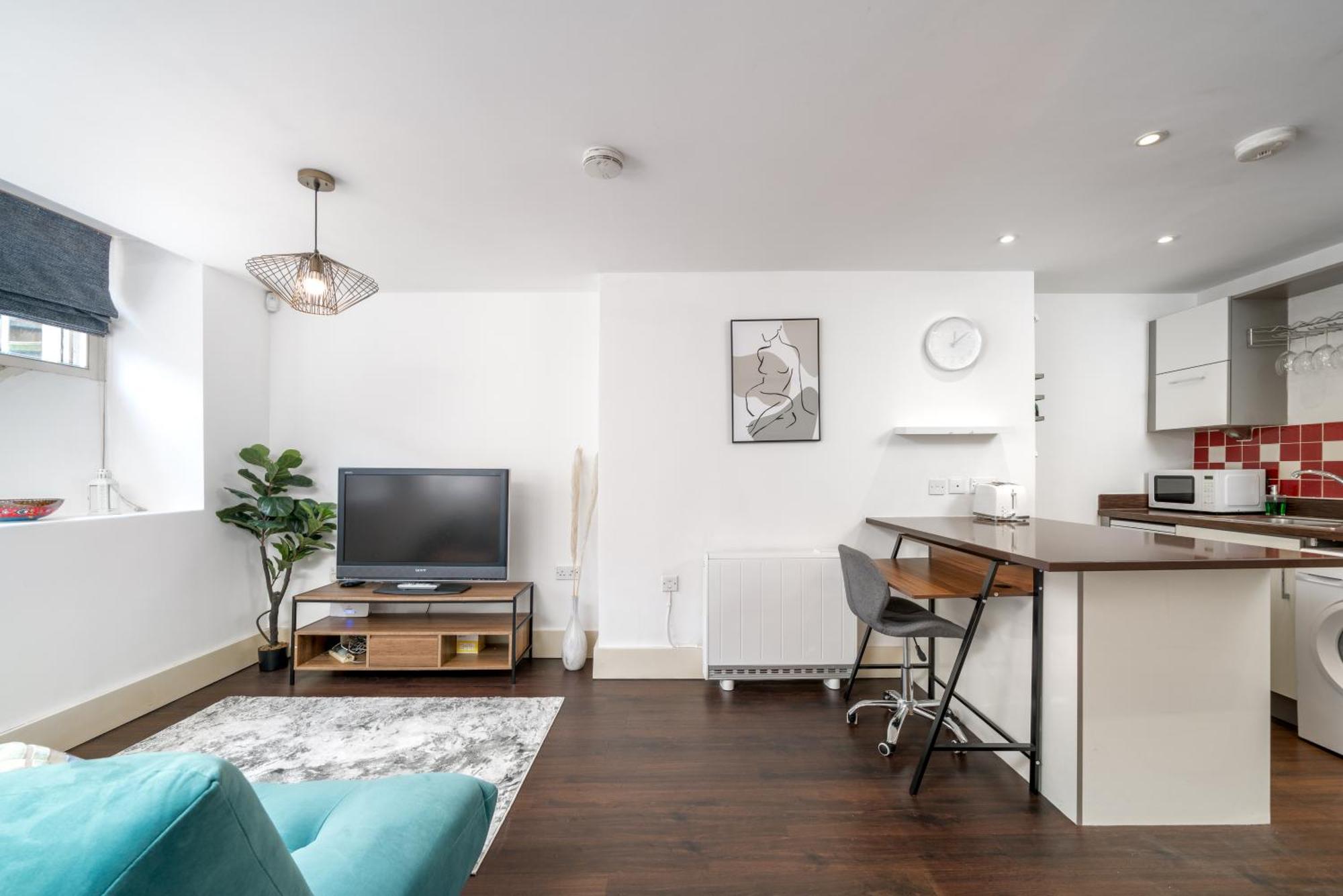 Riverside 1 Bed Basement Flat Near Hampton Court Palace East Molesey Bagian luar foto