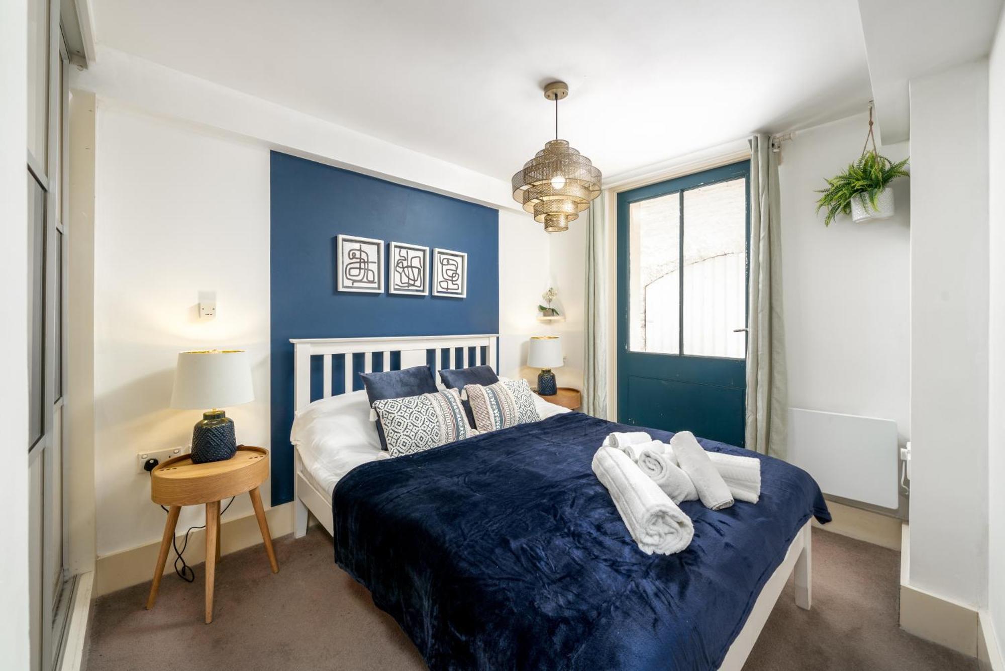 Riverside 1 Bed Basement Flat Near Hampton Court Palace East Molesey Bagian luar foto