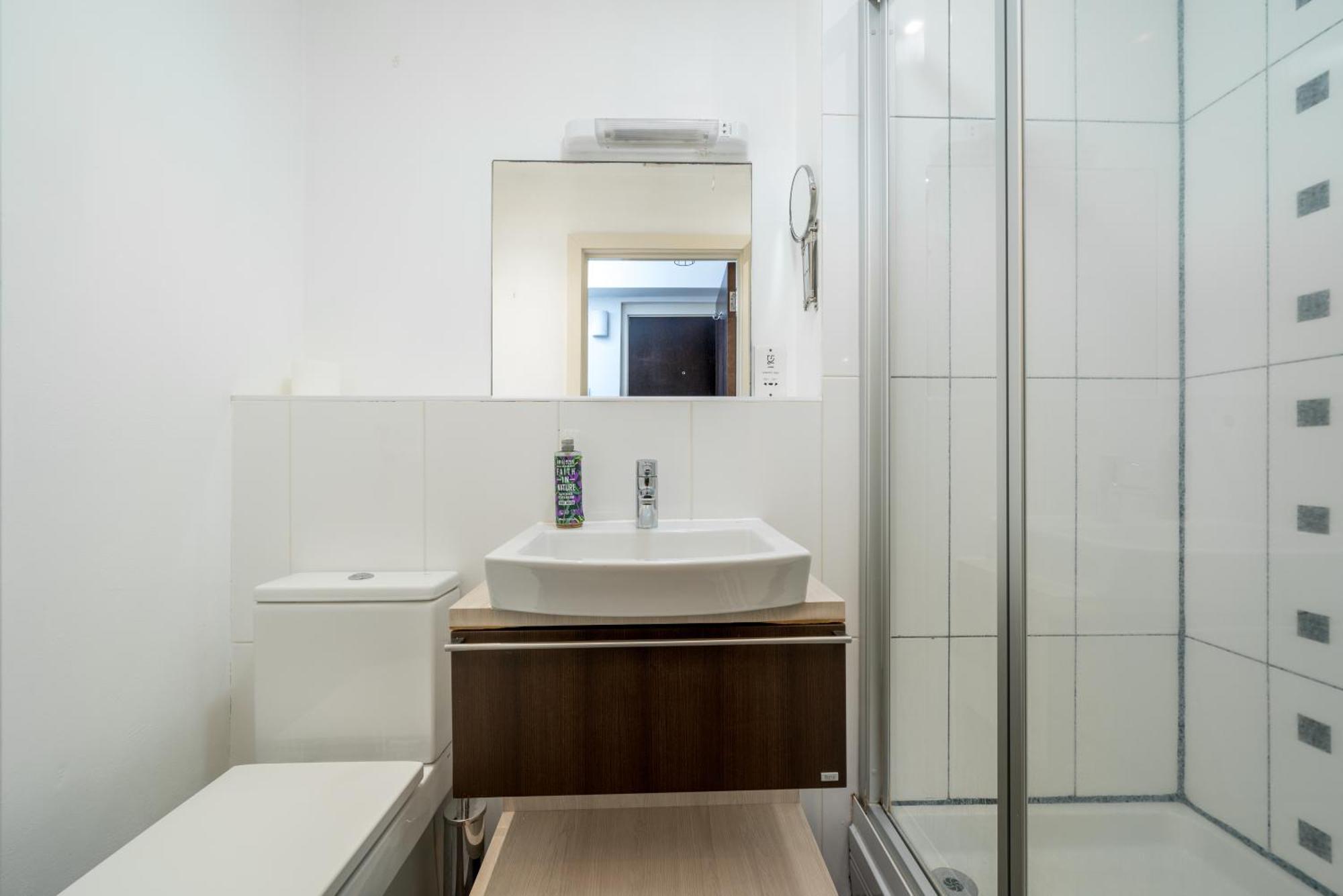 Riverside 1 Bed Basement Flat Near Hampton Court Palace East Molesey Bagian luar foto