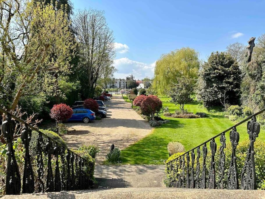 Riverside 1 Bed Basement Flat Near Hampton Court Palace East Molesey Bagian luar foto