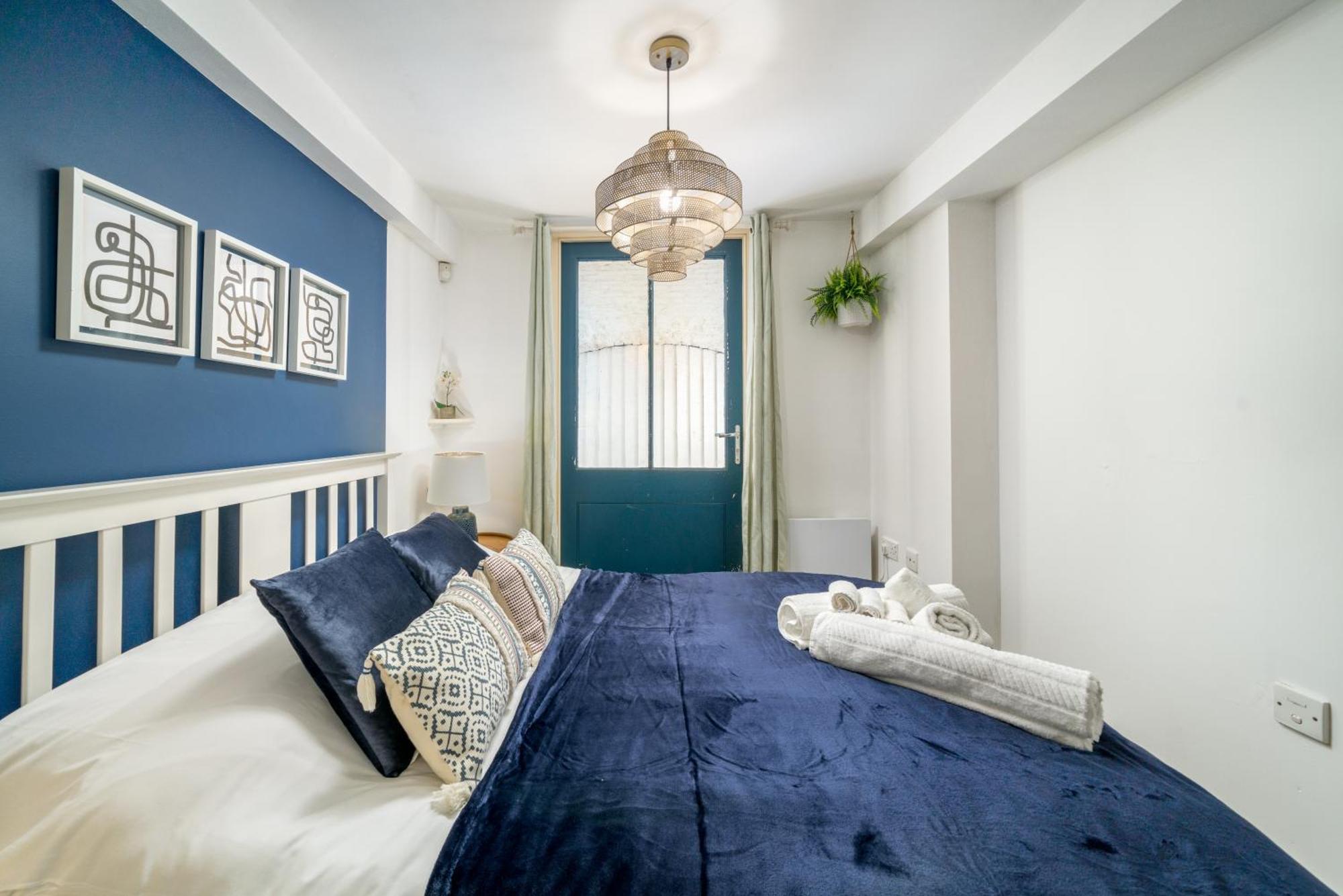 Riverside 1 Bed Basement Flat Near Hampton Court Palace East Molesey Bagian luar foto