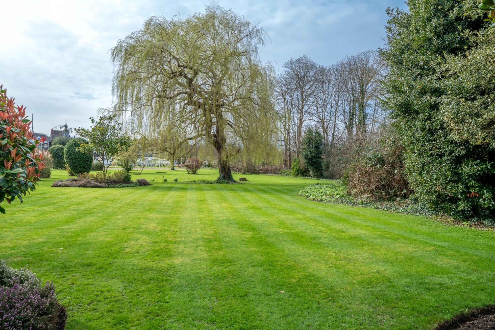 Riverside 1 Bed Basement Flat Near Hampton Court Palace East Molesey Bagian luar foto